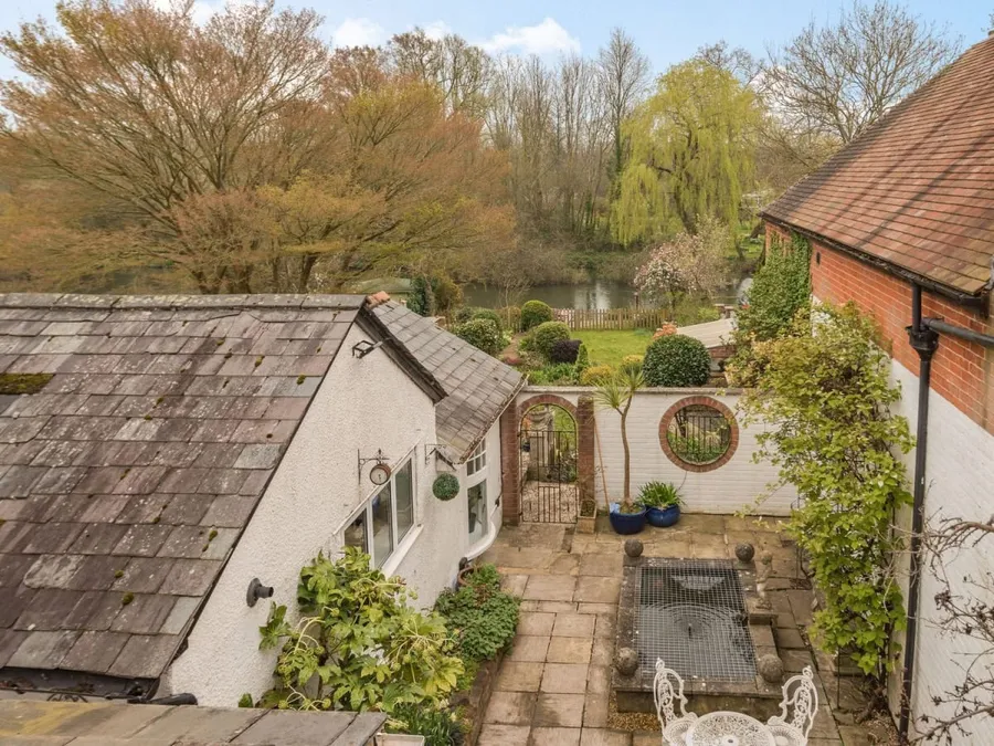 Riverside House: Georgian Grace on Fordingbridge’s Riverbank